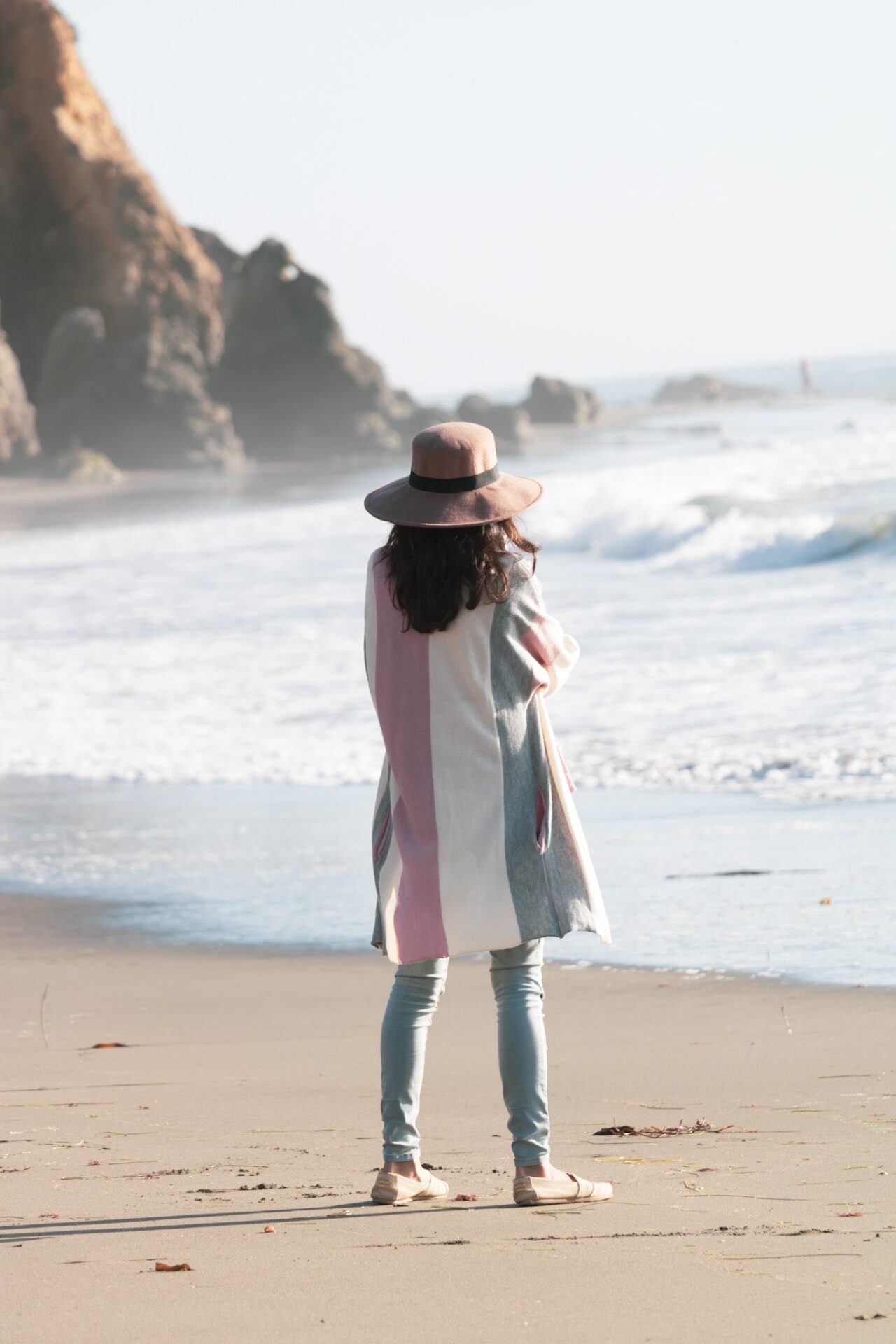 You are currently viewing How to Dress for Beach Day: Best Tips for Sand and Sun